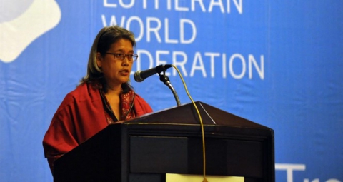 Nace Kamala Chandrakirana, activista feminista, por la justicia, los derechos humanos y la democracia en Indonesia