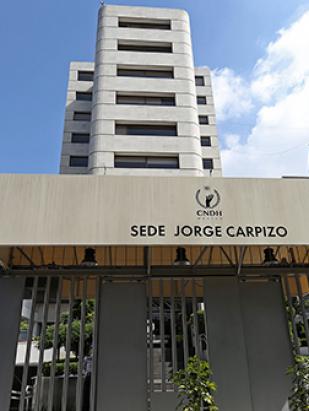 Dirige CNDH Recomendación a Gobierno y Fiscalía General de Chihuahua,  CEAV y Presidencias Municipales de Saucillo y Delicias, por  Desplazamiento Forzado interno de 80 personas y violación a los Derechos  Humanos de 102 víctimas