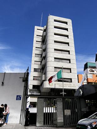 Demanda la CNDH se garantice un debido proceso en el caso de la activista Kenia Inés Hernández Montalván, quien fue detenida junto con tres adolescentes el pasado 06 de junio por elementos de la policía del estado de México. Personal comisionado de la CNDH brinda un acompañamiento cercano al caso, entrevistándose con la activista detenida