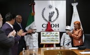 La presidenta de la CNDH, Rosario Piedra Ibarra y el subdirector General Jurídico de la Lotería Nacional, Edgar Antonio Maldonado Ceballos, develaron el billete conmemorativo del Día Internacional de los DDHH 